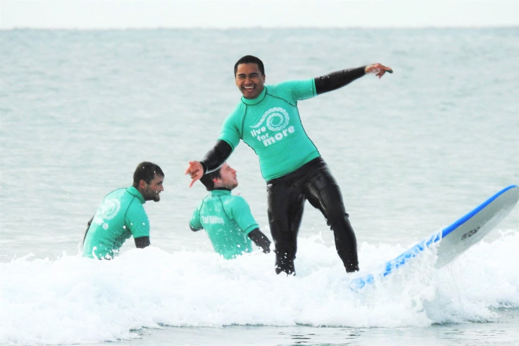 young maori man learning to surf with the the Tai Wātea surf therapy program